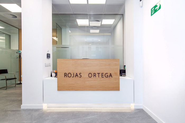 entrada de clínica dental rojas en lasarte